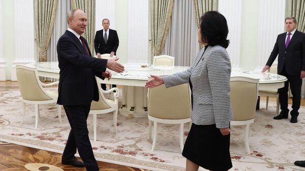 Президент России Владимир Путин и министр иностранных дел КНДР Цой Сон Хи во время встречи