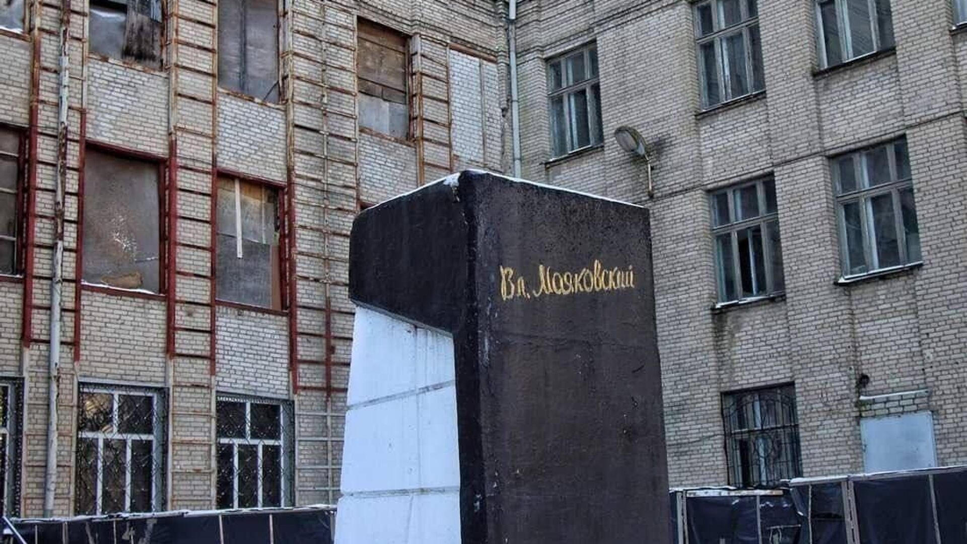 В Херсоне снесли памятник Владимиру Маяковскому - РИА Новости, 1920, 17.01.2024