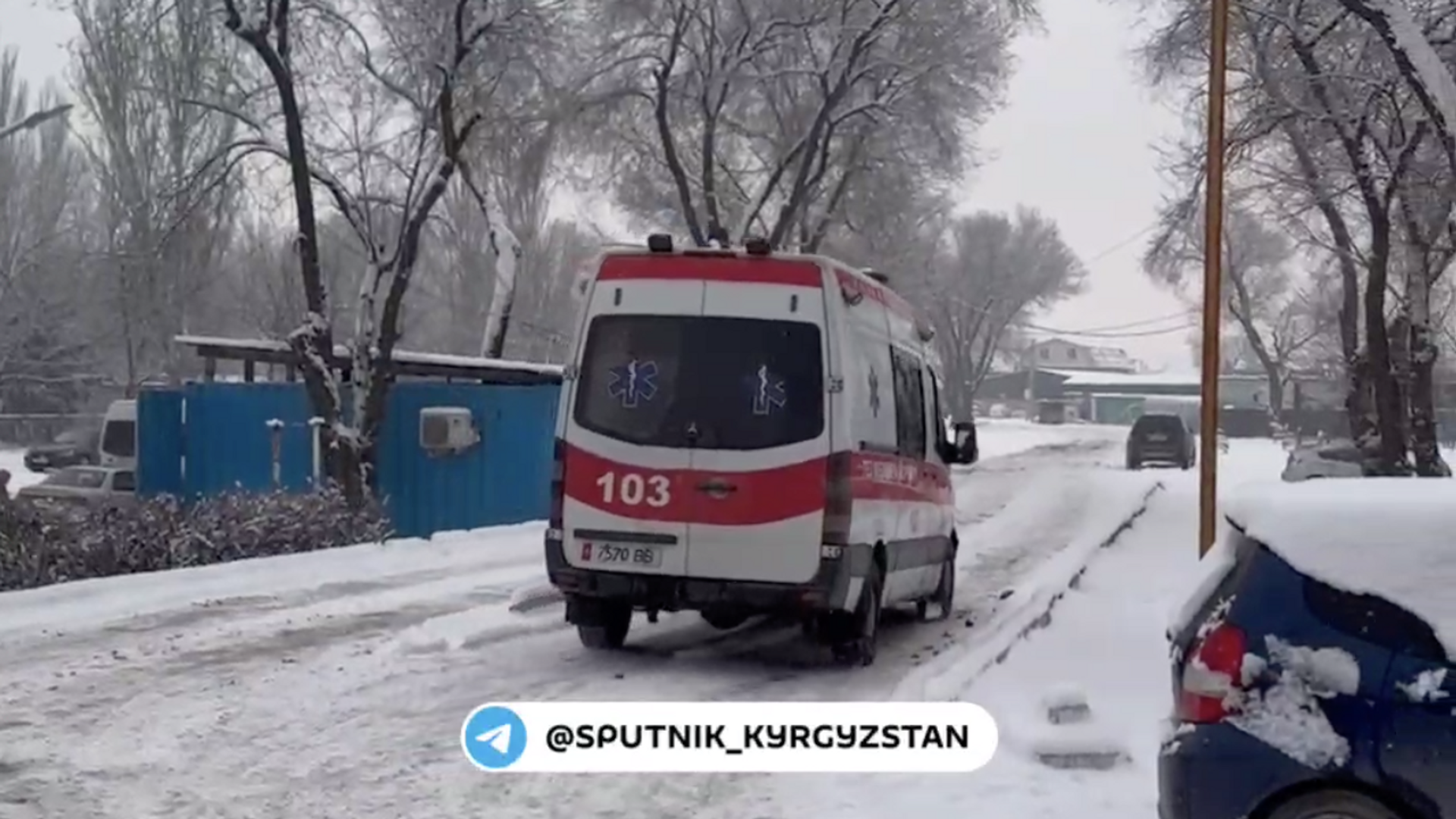 Машина скорой помощи, направляющаяся на место крушения военного вертолета в Бишкеке - РИА Новости, 1920, 17.01.2024