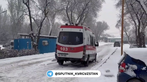 Машина скорой помощи, направляющаяся на место крушения военного вертолета в Бишкеке
