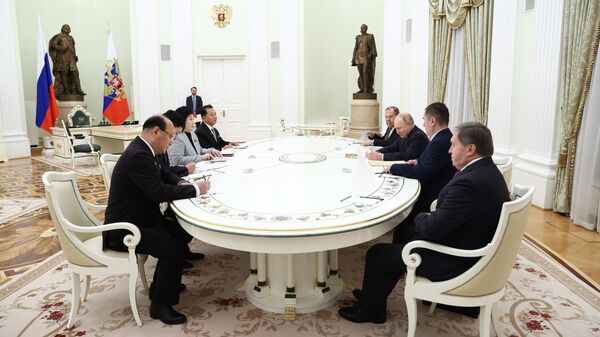 Президент России Владимир Путин и министр иностранных дел КНДР Цой Сон Хи во время встречи
