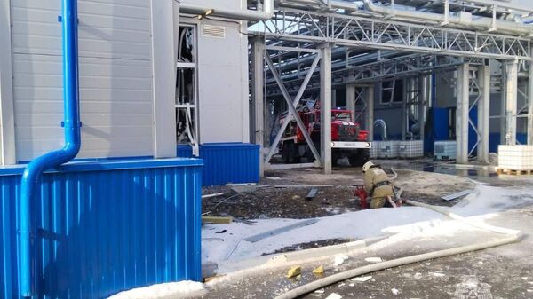 Место пожара на заводе по производству полиэфирного волокна Авангард в Шахтах в Ростовской области