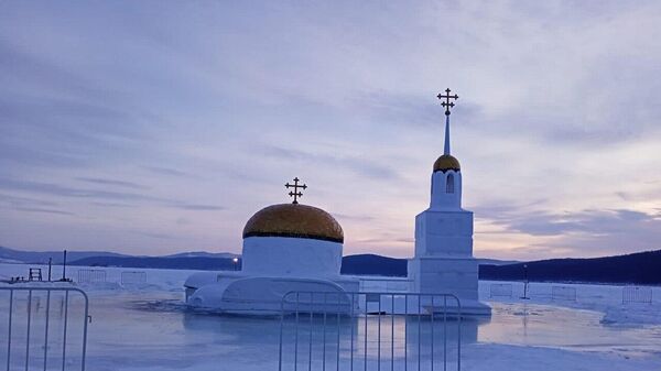 Возведенный из снега храм на озере Тургояк в Челябинской области