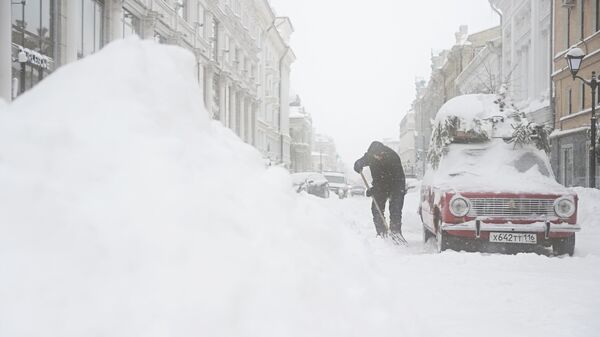 Уборка снега на улице Баумана во время метели в Казани