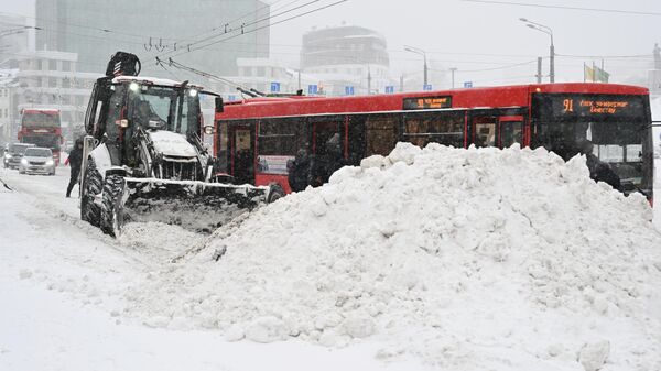 Уборка снега на дорогах во время метели в Казани