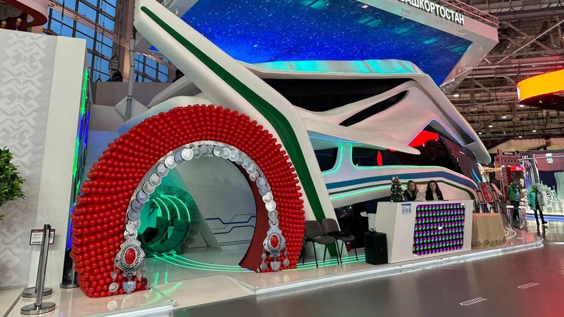 Арт-объект в виде национальной шапки на стенде Башкирии на выставке Россия - РИА Новости, 1920, 17.01.2024