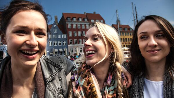 Девушки фотографируются в Копенгагене
