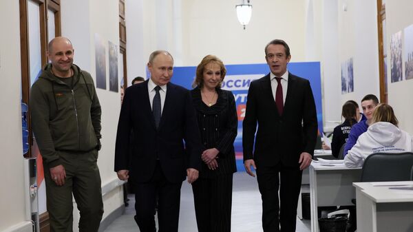 Президент России Владимир Путин во время посещения своего избирательного штаба в Гостином дворе в Москве