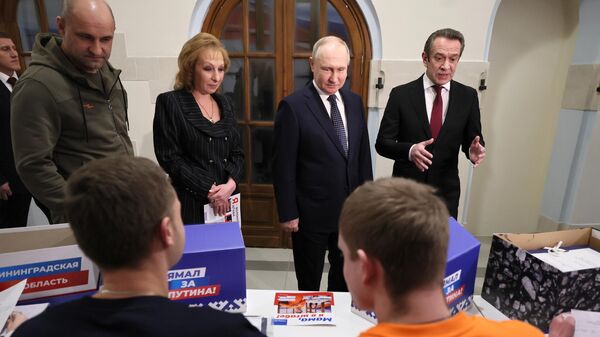 Владимир Путин во время посещения своего избирательного штаба в Гостином дворе в Москве