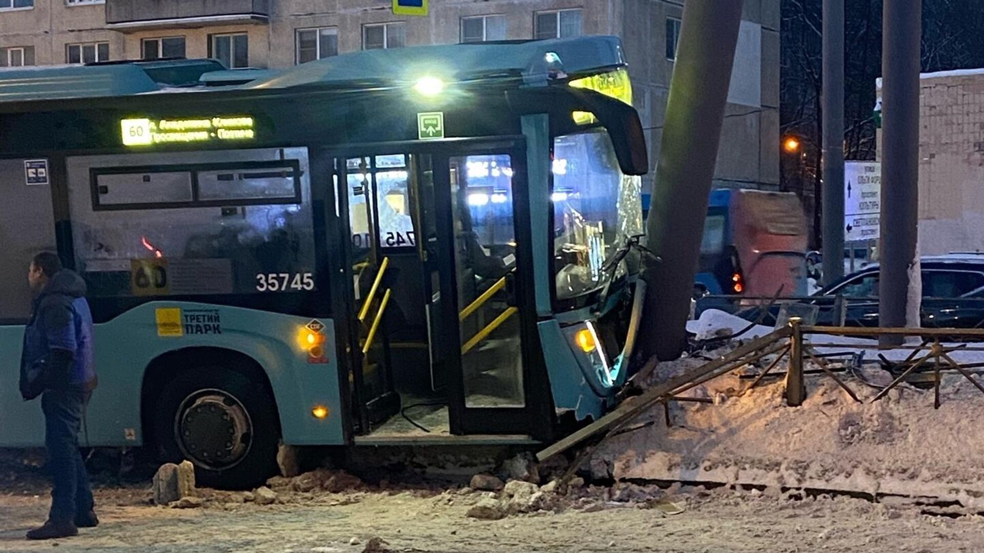 Место ДТП, где автобус врезался в столб в Санкт-Петербурге. 17 января 2024 - РИА Новости, 1920, 17.01.2024