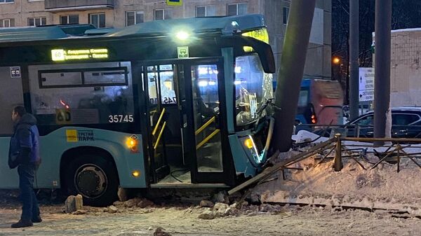 Место ДТП, где автобус врезался в столб в Санкт-Петербурге. 17 января 2024