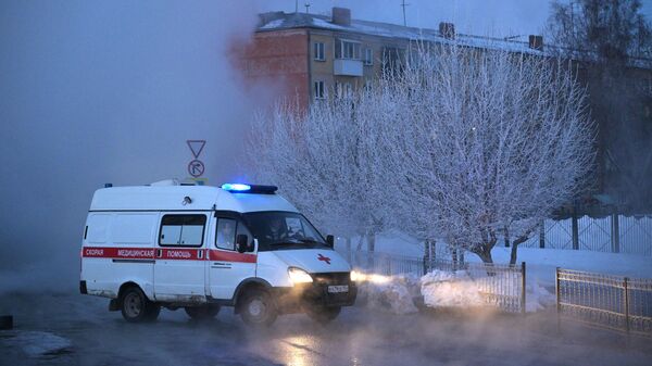 Автомобиль скорой медицинской помощи рядом с местом прорыва теплотрассы по улице Петропавловской в Новосибирске. 17 января 2024
