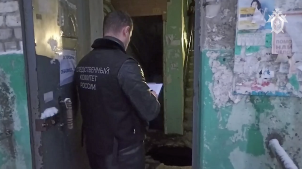 Сотрудник СК России на месте частичного обрушения пола в многоквартирном доме в Пензе