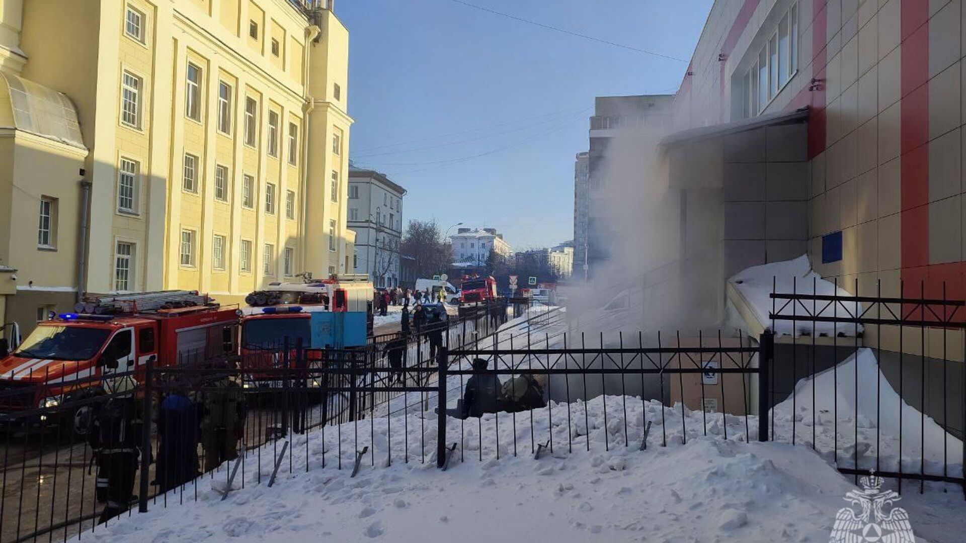 Место пожара в гимназии №10 в центре Новосибирска. 18 января 2024 - РИА Новости, 1920, 18.01.2024