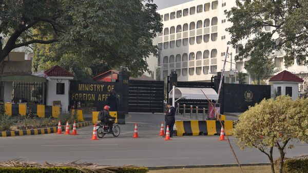 Полиция у главных ворот Министерства иностранных дел Пакистана в Исламабаде
