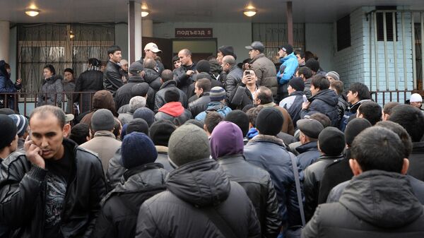Очереди мигрантов у отделения УФМС по Москве. Архивное фото