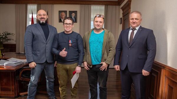 Глава города Владивостока наградил предпринимателя Максима Иванова за спасение на пожаре двух человек