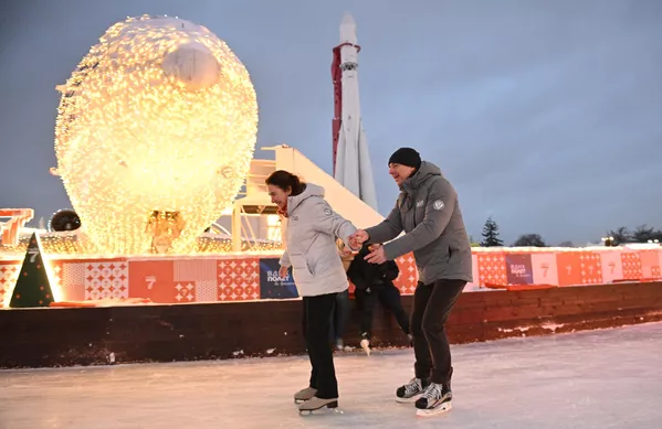 ロシアのアントン・シルアノフ財務大臣がオリンピックチャンピオンのビクトリア・シニツィナとスケートをした