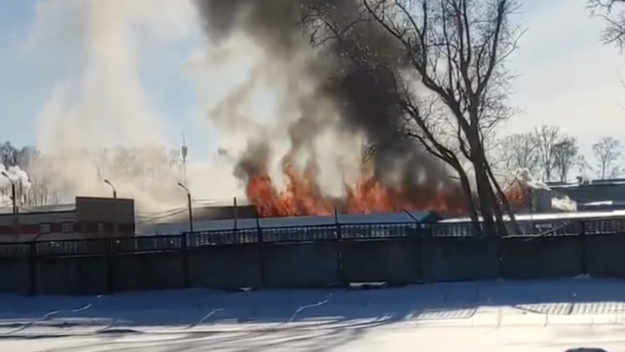 В Саранске вспыхнул пожар в мебельном цехе - РИА Новости, 18.01.2024