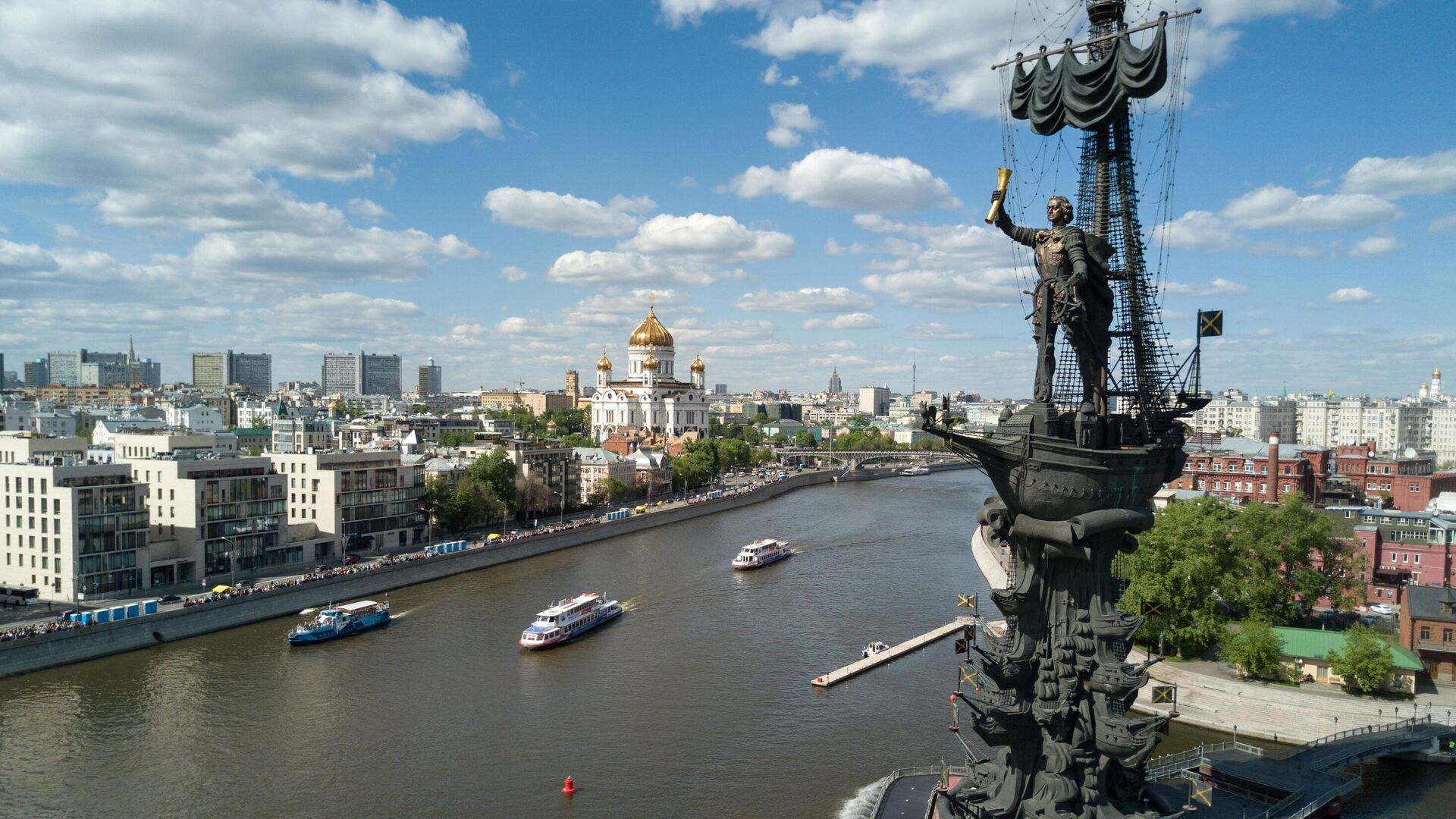 Пароходы на Москве-реке в районе Пречистенской набережной и памятник Петру I в Москве. Архивное фото - РИА Новости, 1920, 11.07.2024