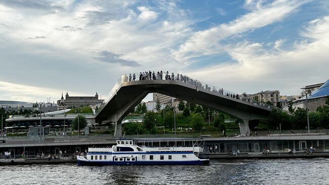 Отдыхающие на Парящем мосту в парке Зарядье в Москве.