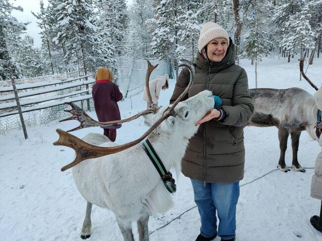 Босиком на снегу голая