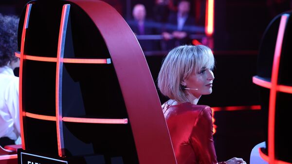Певица Полина Гагарина обсуждает участников на съемках 12-го сезона шоу Голос