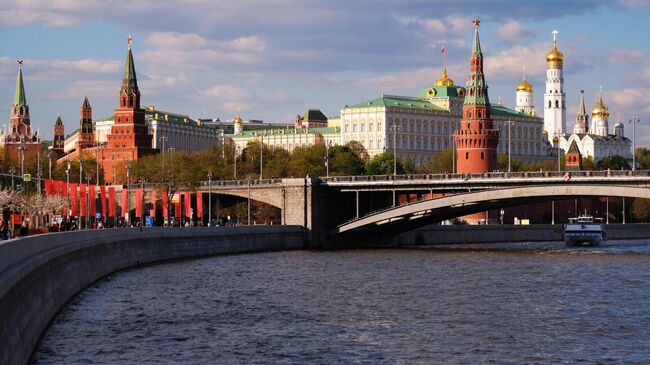 Большой Каменный мост через Москву-реку и Московский Кремль. Архивное фото