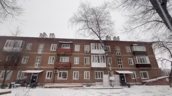 Многоквартирный дом, подвергшийся обстрелу в Белгороде после остекления