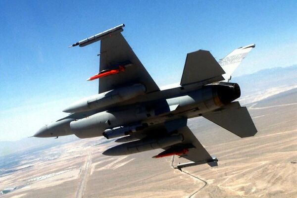 F-16 с двумя ADM-160 MALD F-16 с двумя ADM-160 MALD