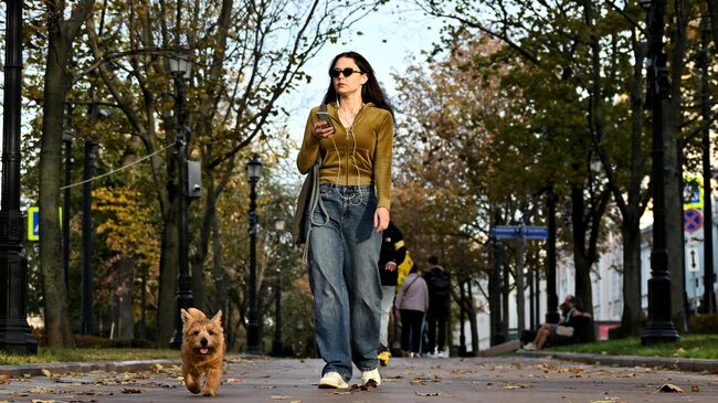 Женщина гуляет с собакой