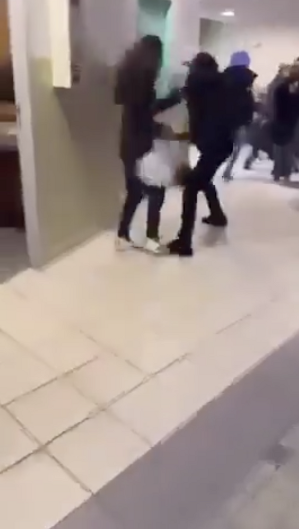 Момент нападения неизвестного в маске на учителя в лицее им. Маргариты де Валуа в Ангулеме во Франции