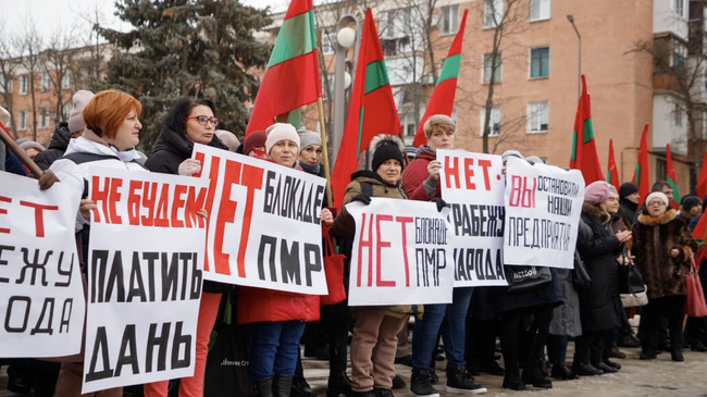 Митинг Руки прочь от Приднестровья против введенных Кишиневом таможенных пошлин в отношении приднестровских производителей в Бендерах, напротив Дворца культуры имени П. Ткаченко
