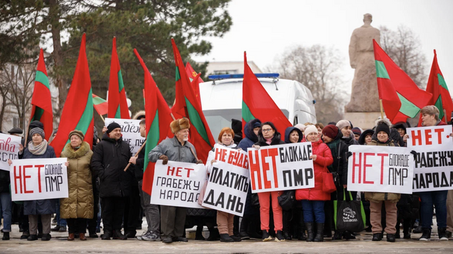 Митинг Руки прочь от Приднестровья против введенных Кишиневом таможенных пошлин в отношении приднестровских производителей в Бендерах, напротив Дворца культуры имени П. Ткаченко