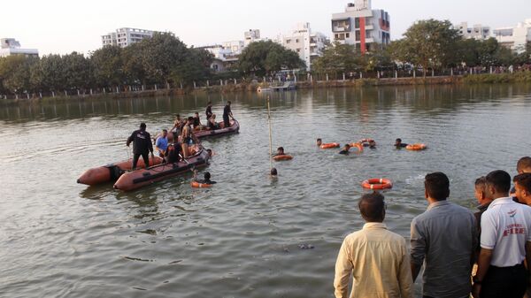 Спасатели ищут пропавших детей и учителей после того, как лодка с 27 школьниками и их учителями перевернулась на озере Харни в городе Вадодара в Индии. 18 января 2024