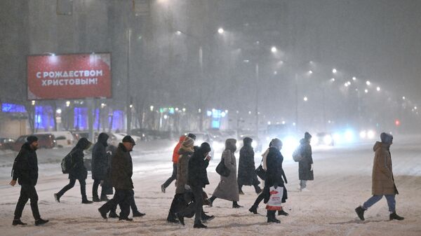 Люди переходят дорогу на одной из улиц в Москве