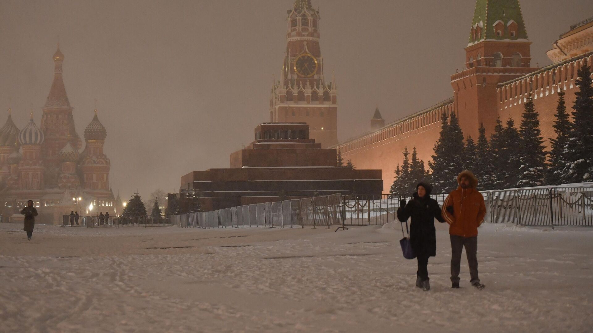 Люди на Красной площади во время снегопада в Москве - РИА Новости, 1920, 12.02.2024