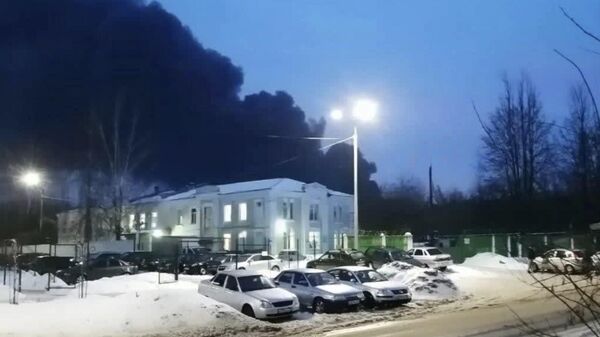 Дым от пожара на нефтебазе в Брянской области