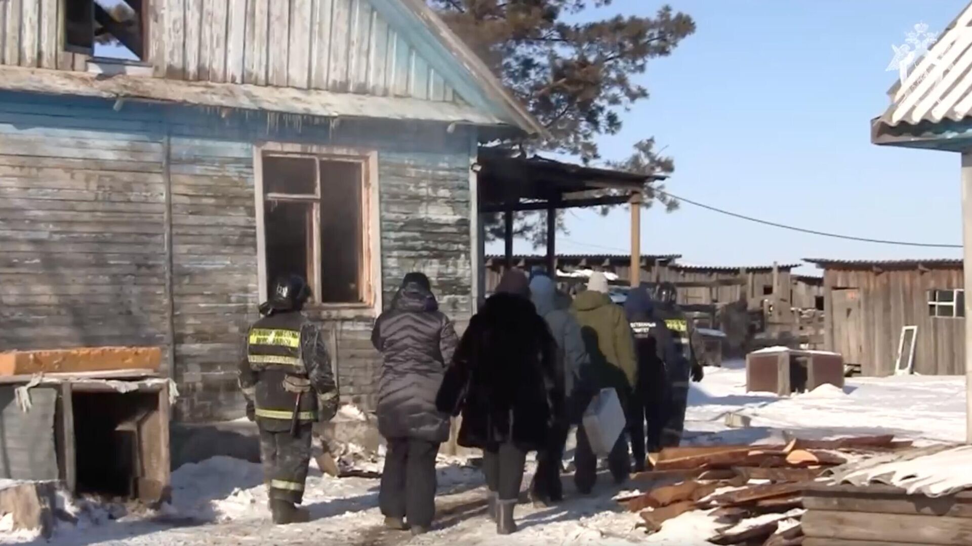 Последствия пожара в деревянном доме в селе Богословка Амурской области - РИА Новости, 1920, 19.01.2024