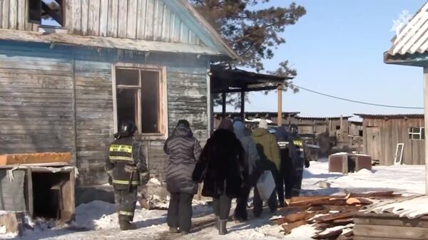 Последствия пожара в деревянном доме в селе Богословка Амурской области