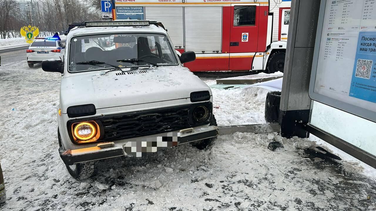 На месте ДТП, где автомобиль Нива врезался в остановку общественного транспорта - РИА Новости, 1920, 19.01.2024