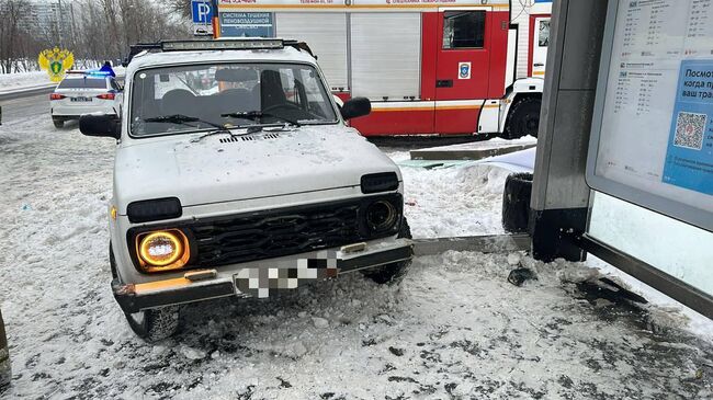 На месте ДТП, где автомобиль Нива врезался в остановку общественного транспорта