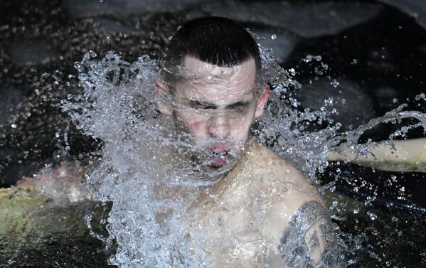 Мужчина во время крещенских купаний в Спортивной гавани во Владивостоке