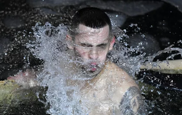 ウラジオストクのスポルティヴナヤ港で公現祭の最中に水浴びをする男性