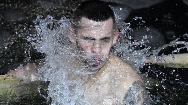 Мужчина во время крещенских купаний в Спортивной гавани во Владивостоке