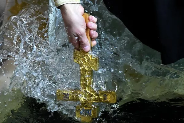 ウラジオストクの公現祭で祝福の水の儀式を行う司祭