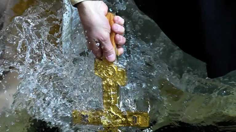Священнослужитель совершает обряд освящения воды в праздник Крещения во Владивостоке