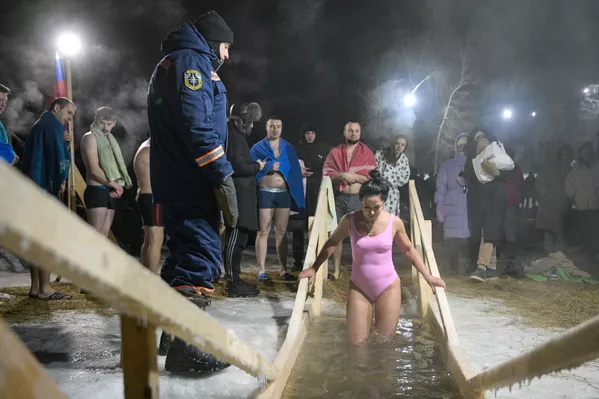 ノヴォシビルスク地方のクリヴォダノフカ村近くの湖で水浴びする公現祭の信者たち