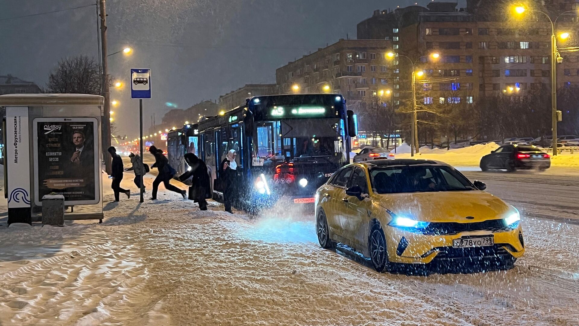 Люди во время снегопада на автобусной остановке в Москве. По прогнозу синоптиков ветер будет дуть с порывами до 20 метров в секунду и выпадет 10-15 мм осадков, или примерно четверть от месячной нормы - РИА Новости, 1920, 06.02.2024