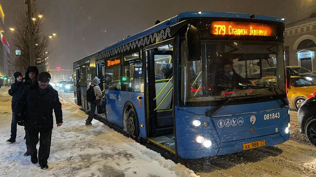 Люди во время снегопада на автобусной остановке в Москве. По прогнозу синоптиков ветер будет дуть с порывами до 20 метров в секунду и выпадет 10-15 мм осадков, или примерно четверть от месячной нормы